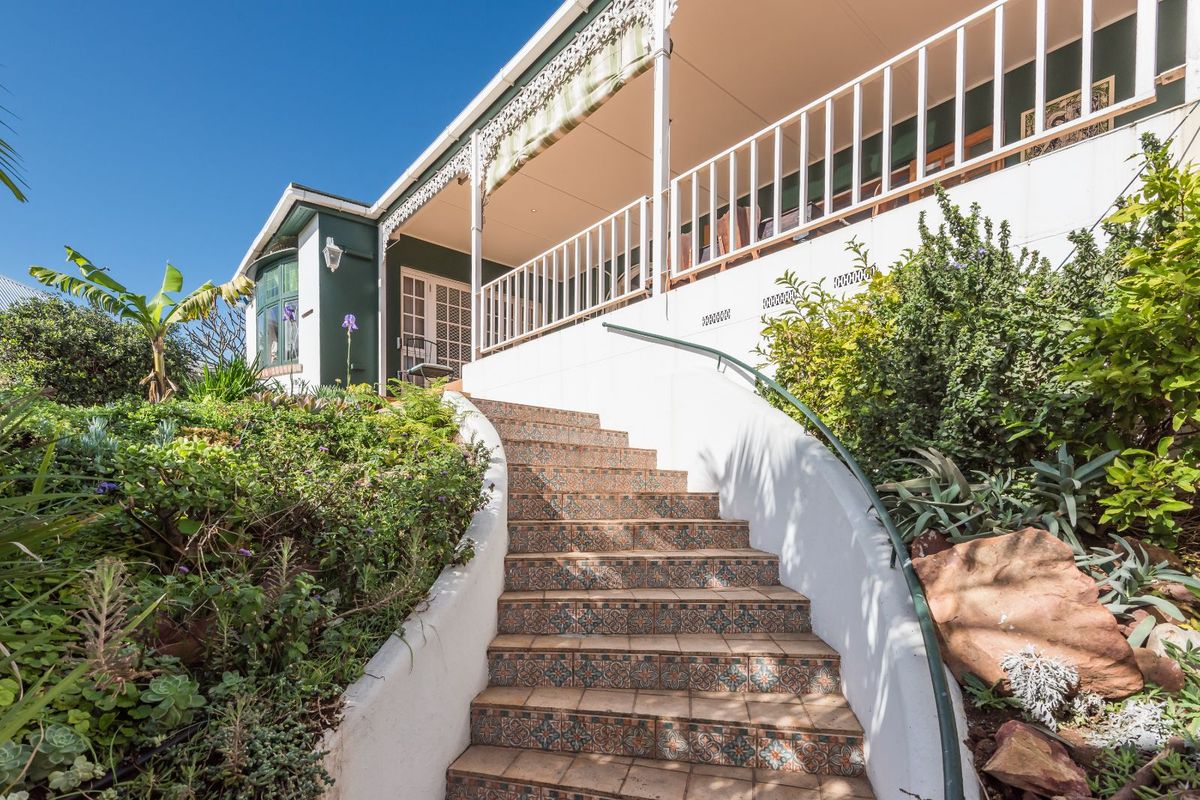 House For Sale in Richmond Hill - Photo 3