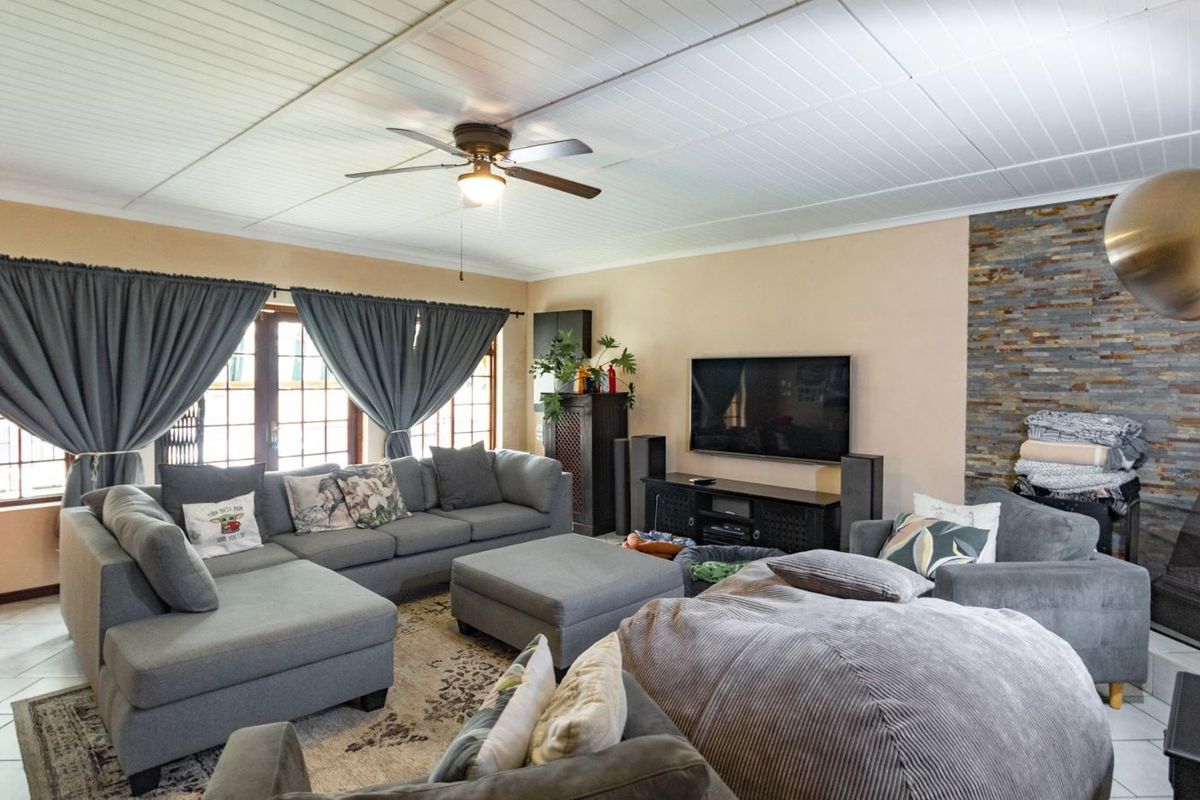 House For Sale in Gordons Bay Central - Photo 2