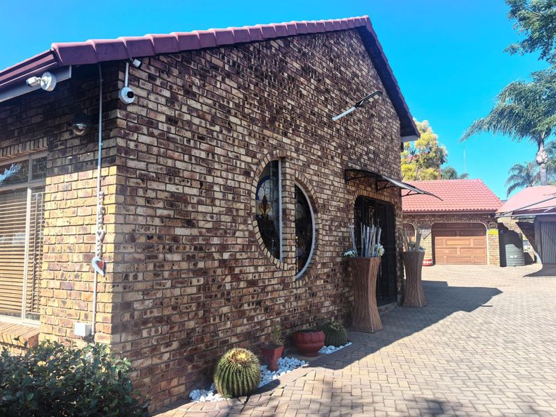 House To Rent in Zwartkop - Photo 2