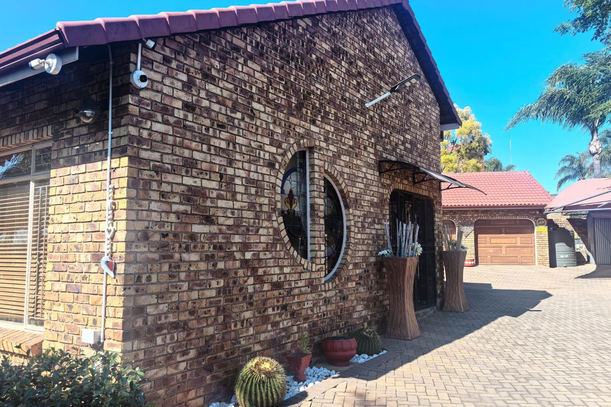 House To Rent in Zwartkop - Photo 2