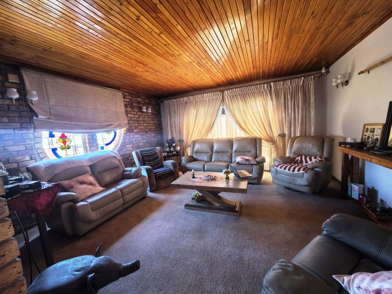 House To Rent in Zwartkop - Photo 4