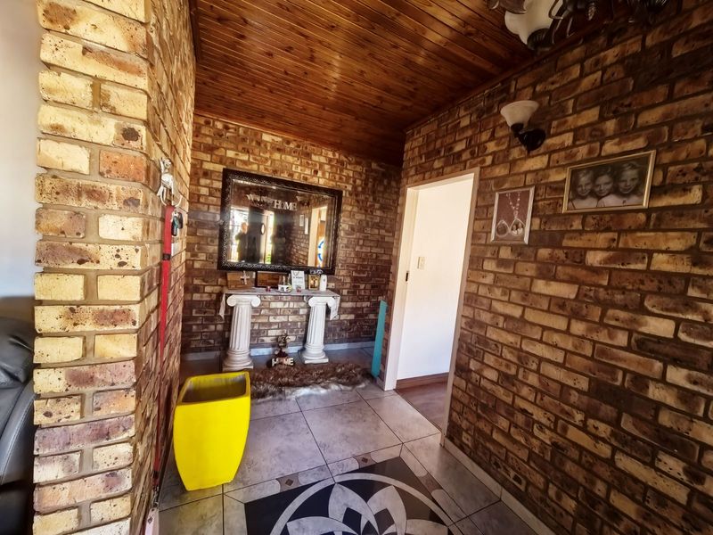 House To Rent in Zwartkop - Photo 3