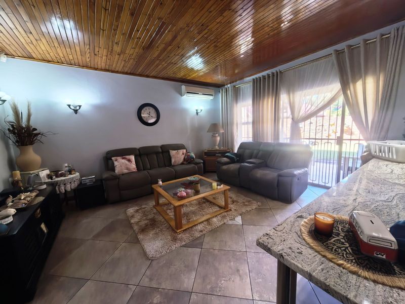 House To Rent in Zwartkop - Photo 7