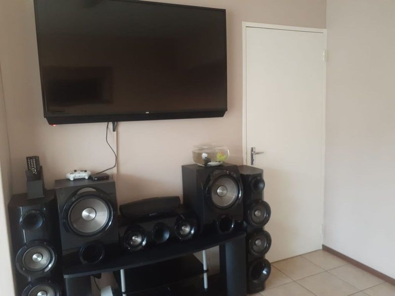 Townhouse For Sale in Sugar Bush Estate - Photo 8