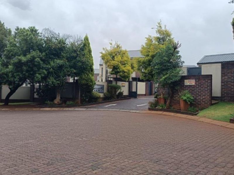 Townhouse For Sale in Sugar Bush Estate - Photo 2