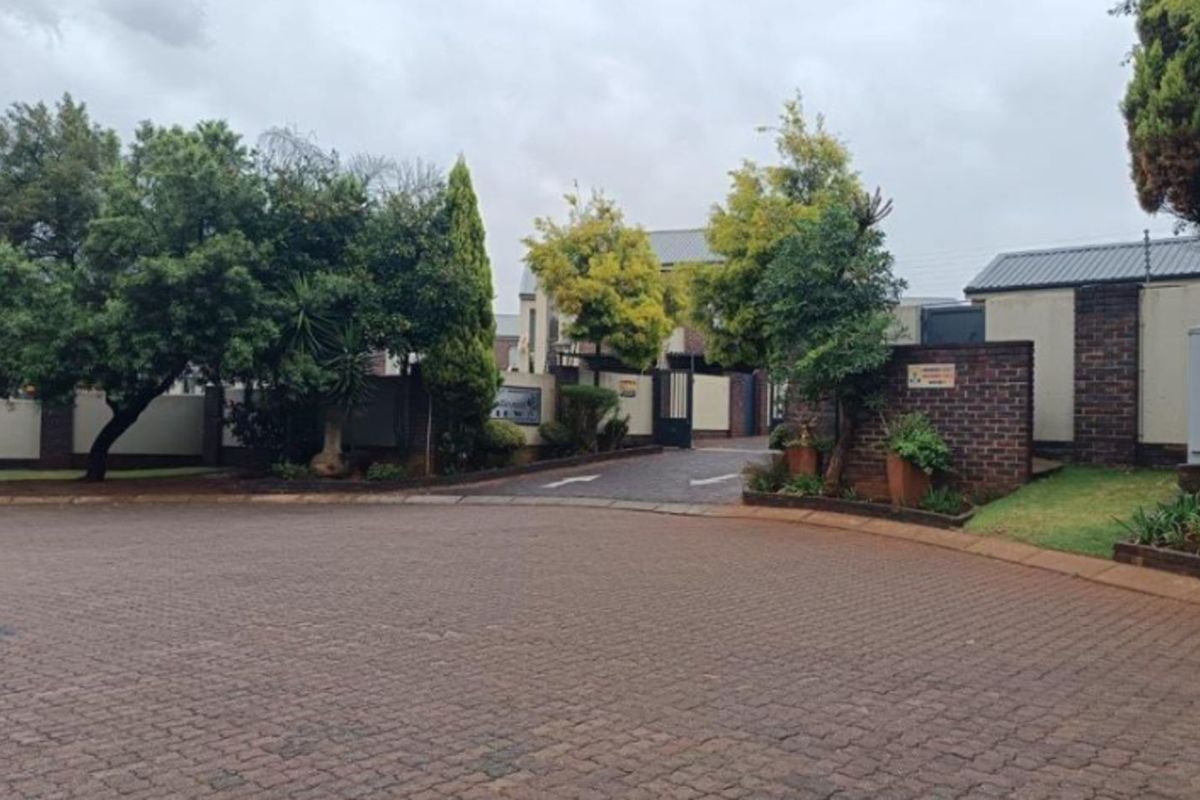 Townhouse For Sale in Sugar Bush Estate - Photo 2