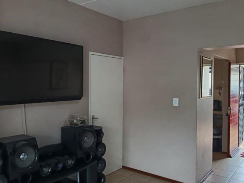 Townhouse For Sale in Sugar Bush Estate - Photo 9