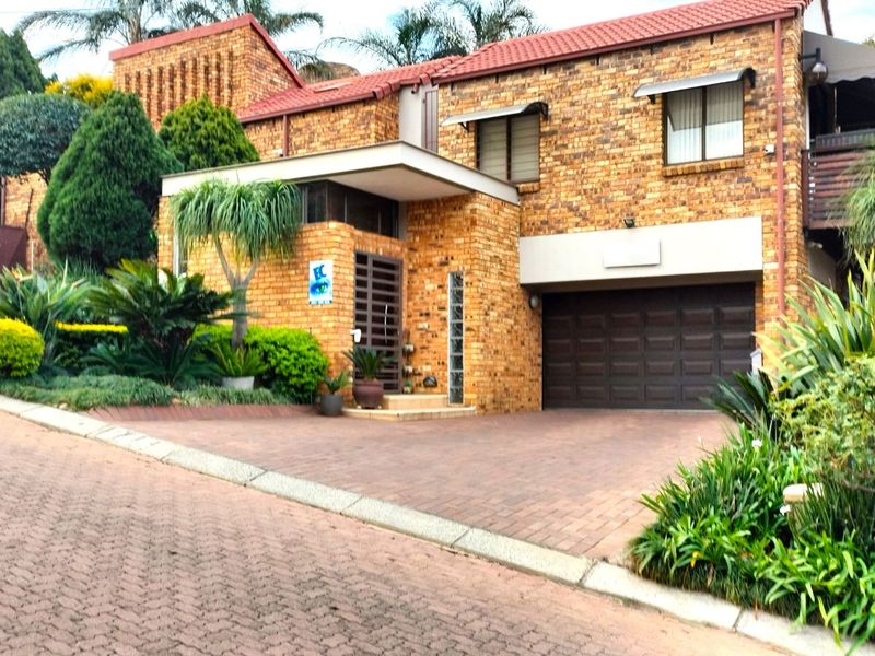 House For Sale in Constantia Kloof - Photo 2