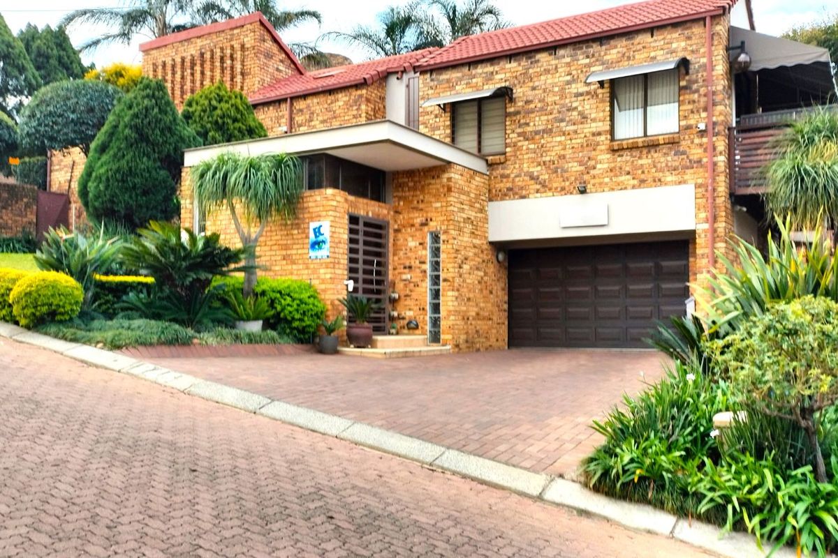 House For Sale in Constantia Kloof - Photo 2