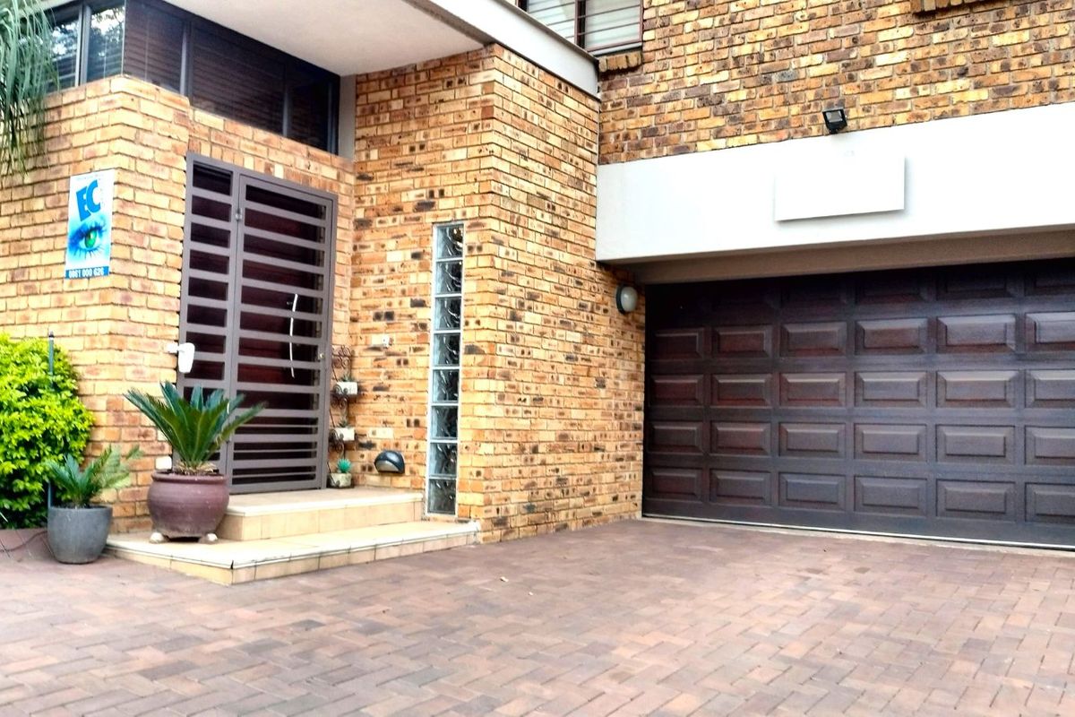 House For Sale in Constantia Kloof - Photo 5