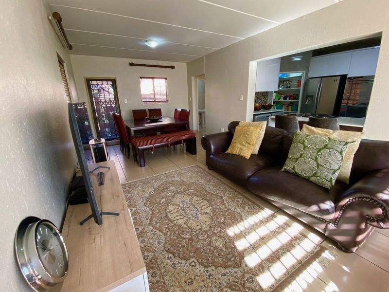 Townhouse For Sale in Heuwelsig Estate - Photo 9