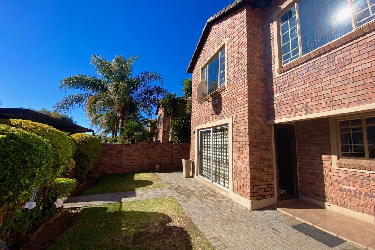 Townhouse For Sale in Heuwelsig Estate - Photo 2