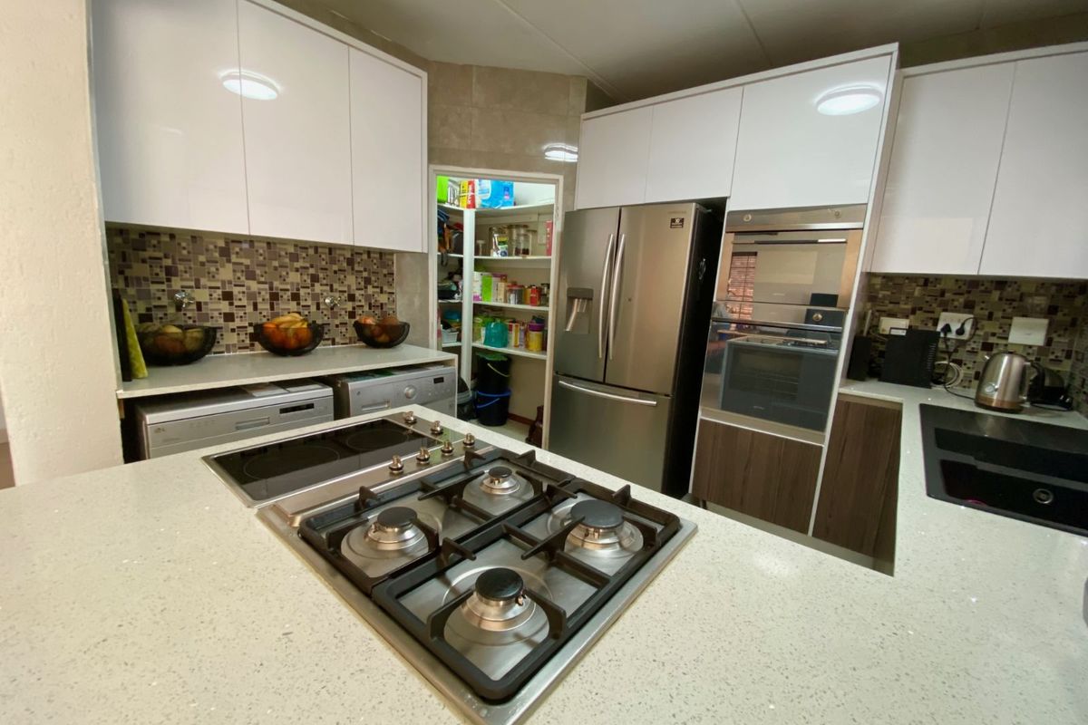 Townhouse For Sale in Heuwelsig Estate - Photo 4