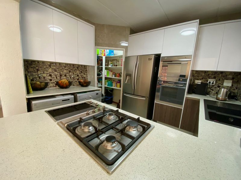 Townhouse For Sale in Heuwelsig Estate - Photo 4