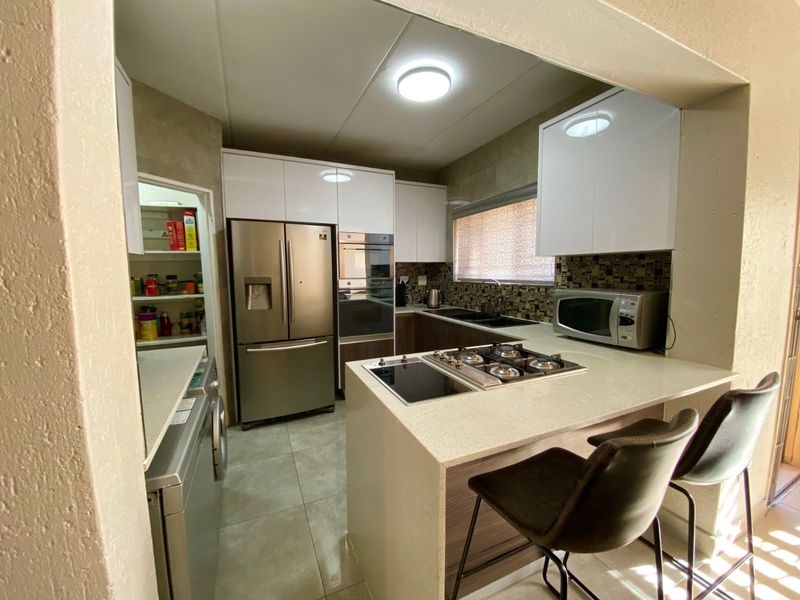 Townhouse For Sale in Heuwelsig Estate - Photo 3