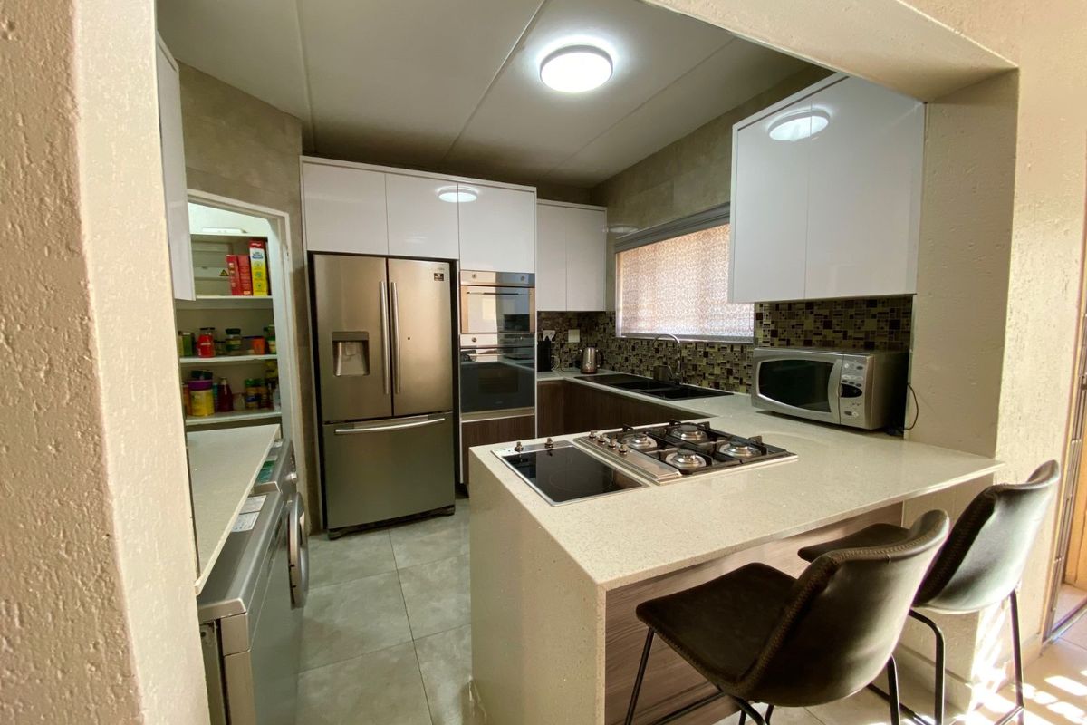 Townhouse For Sale in Heuwelsig Estate - Photo 3