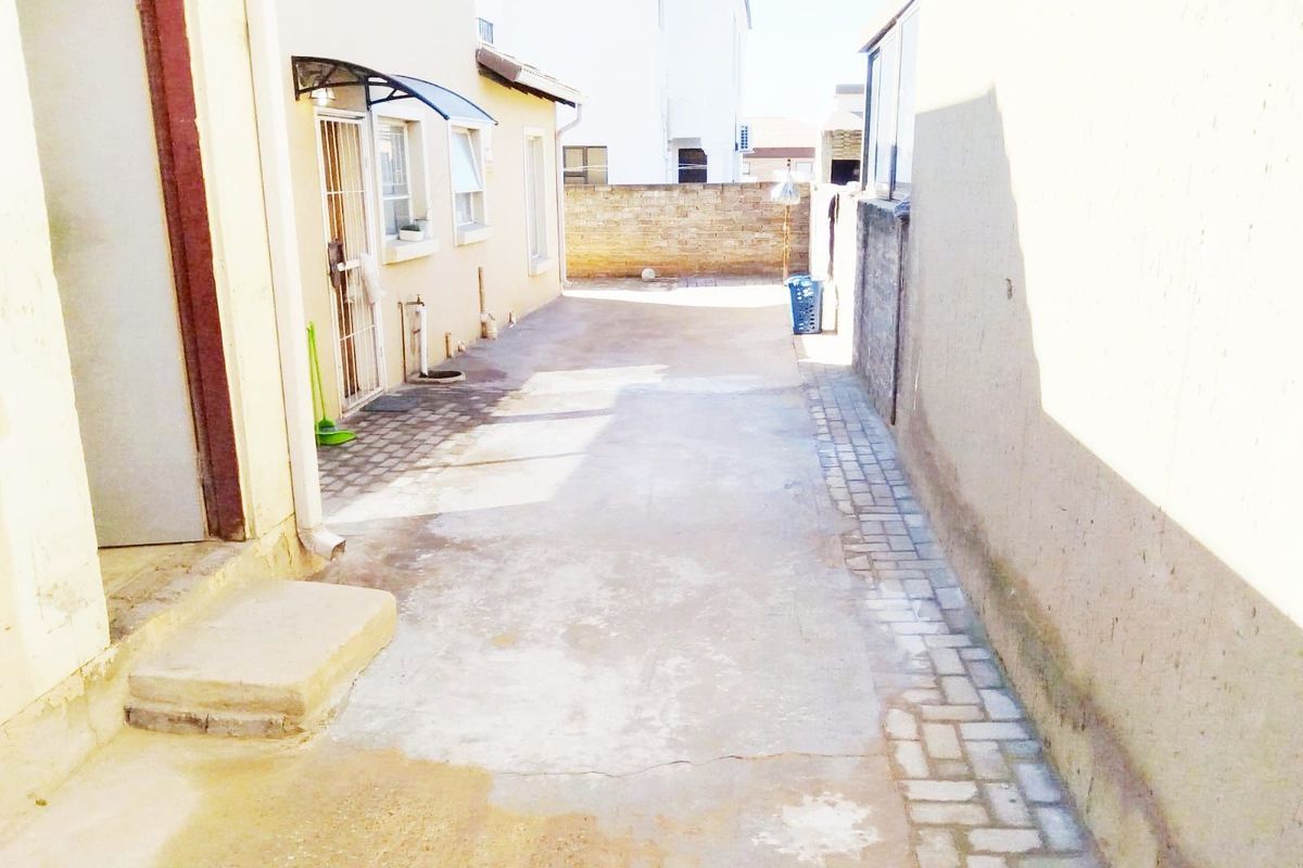 House For Sale in Vanderbijlpark CE7 - Photo 3