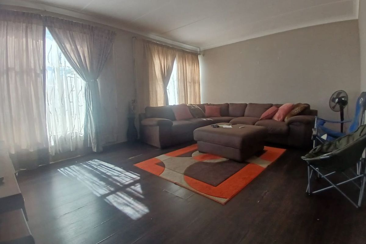 House For Sale in Roosheuwel Ext 2 - Photo 3