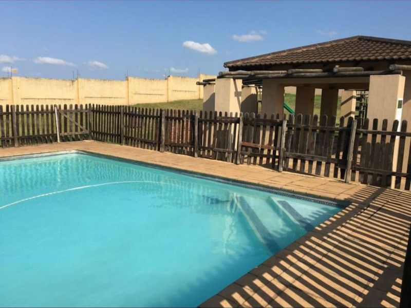 Townhouse For Sale in ZSM Industrial - Photo 2