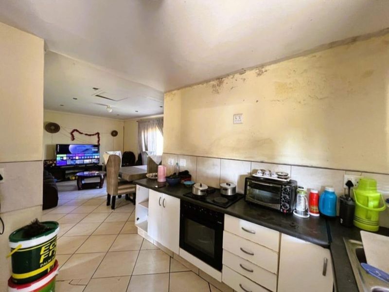 Townhouse For Sale in ZSM Industrial - Photo 4