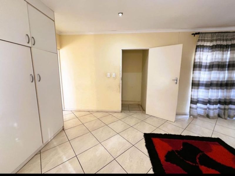 Townhouse For Sale in ZSM Industrial - Photo 8