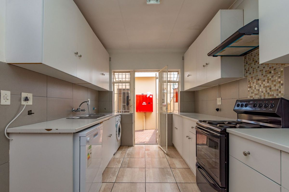 Townhouse For Sale in Bryanston - Photo 4