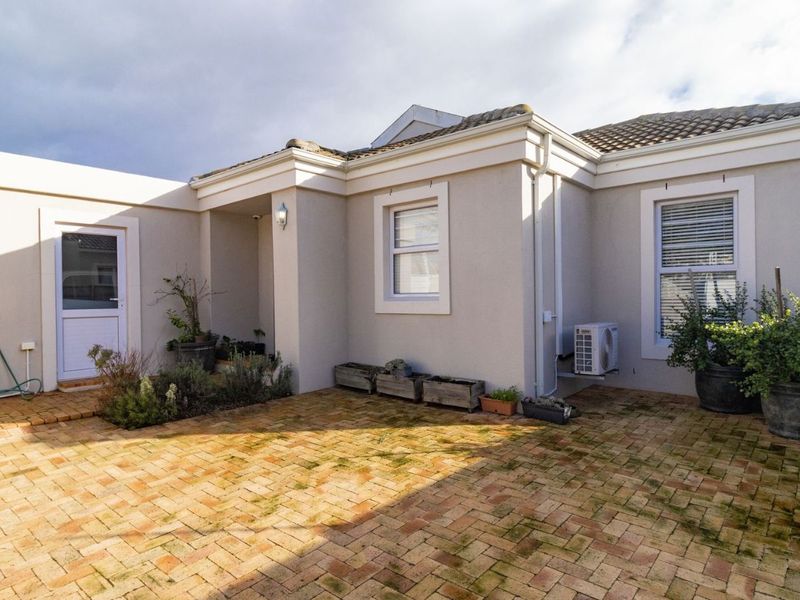 House For Sale in Sunningdale - Photo 2