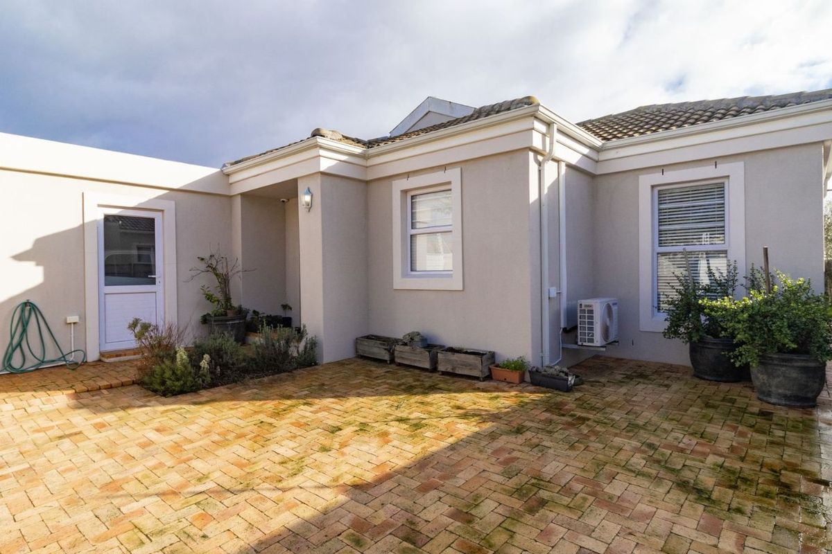 House For Sale in Sunningdale - Photo 2