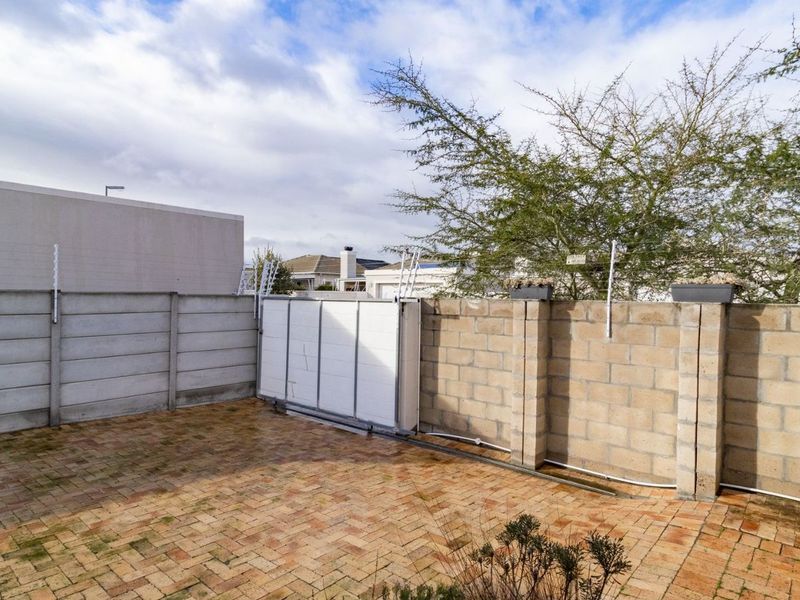 House For Sale in Sunningdale - Photo 5