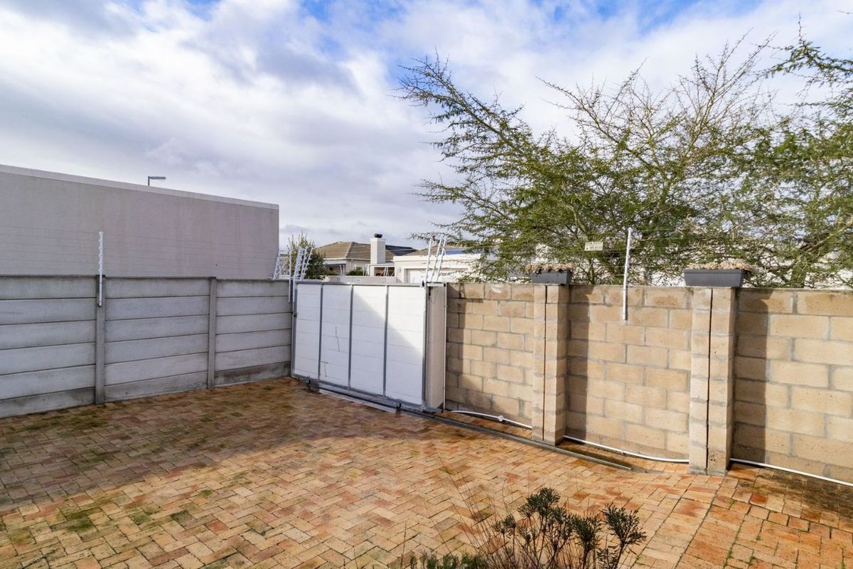 House For Sale in Sunningdale - Photo 5