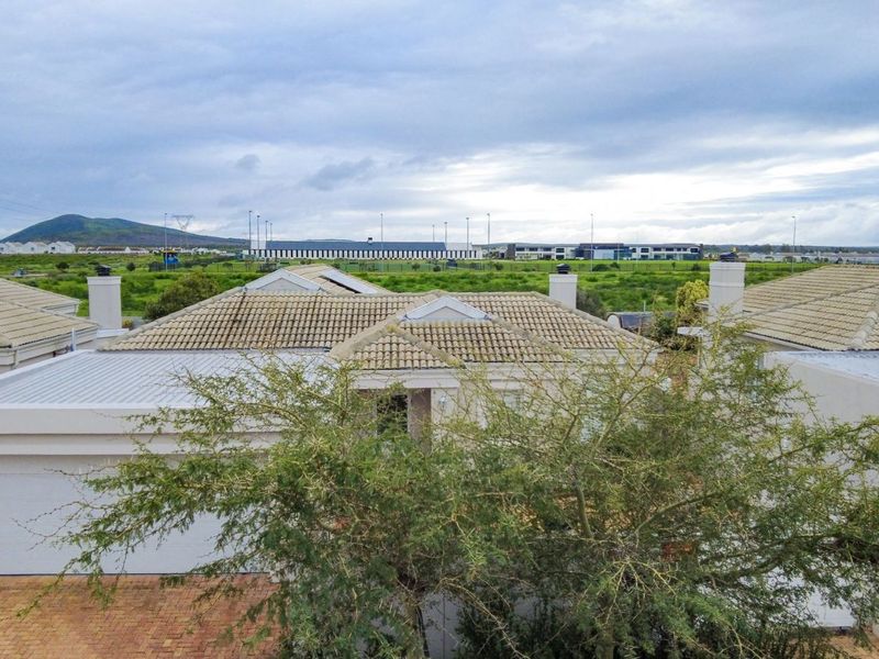 House For Sale in Sunningdale - Photo 4