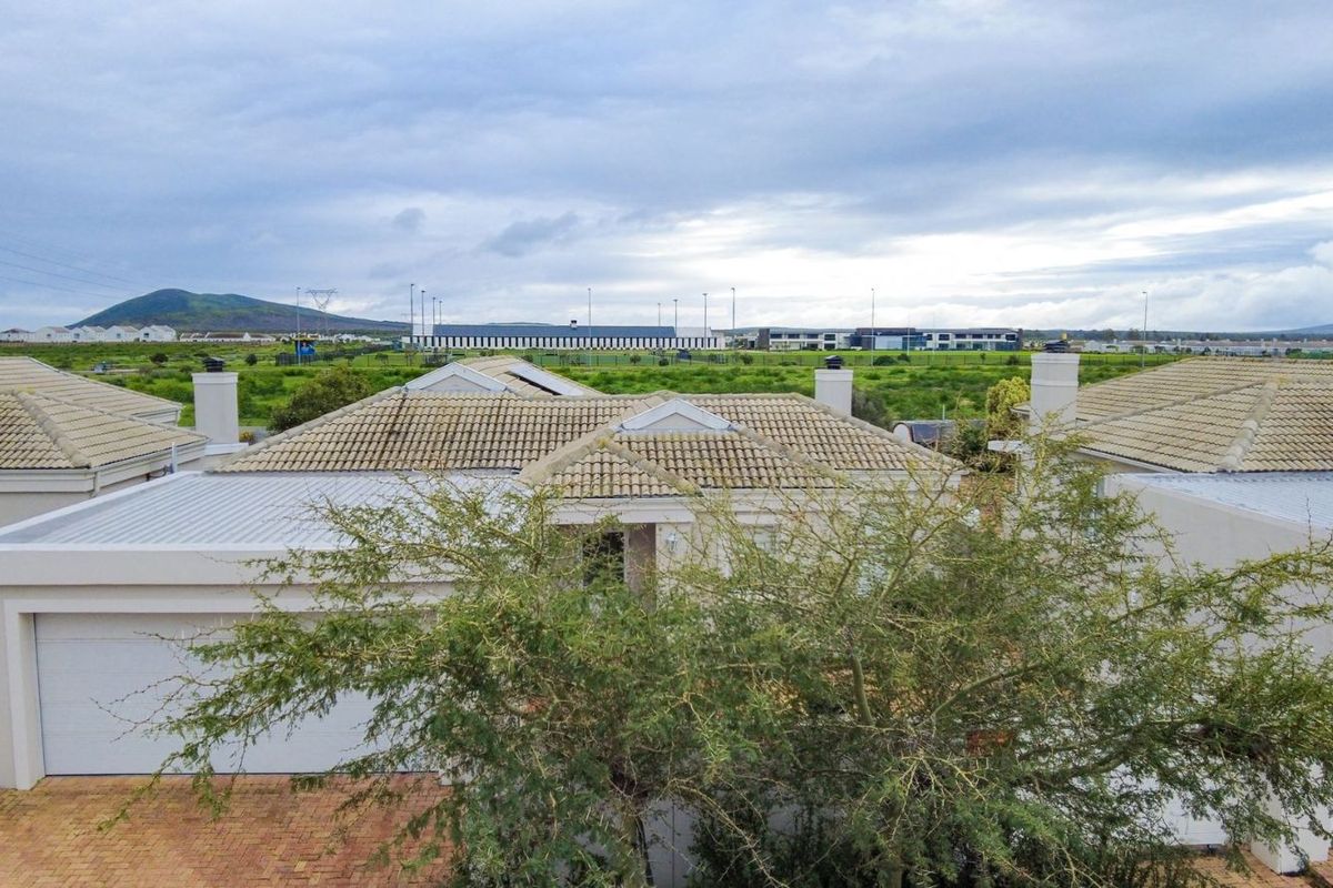 House For Sale in Sunningdale - Photo 4