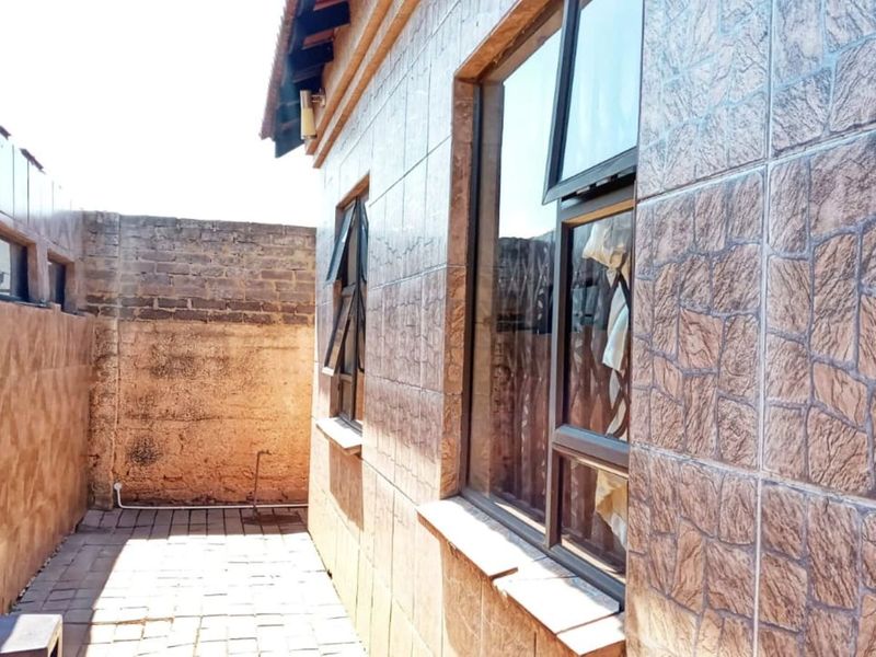 House For Sale in Sebokeng Zone 12 - Photo 2