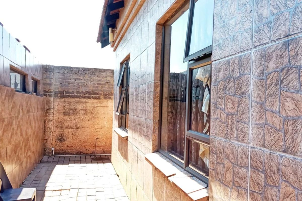 House For Sale in Sebokeng Zone 12 - Photo 2