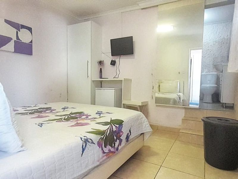 House For Sale in Bezuidenhout Valley - Photo 2