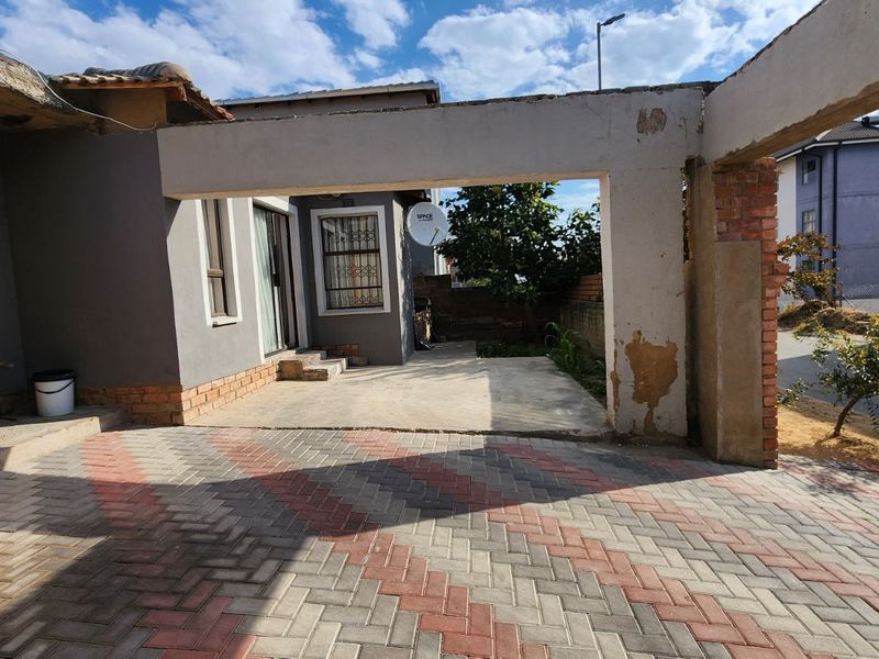 House For Sale in Riverside View Ext 33 - Photo 2
