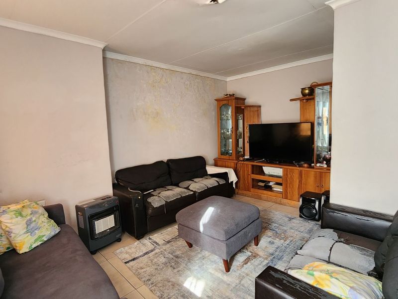 House For Sale in Riverside View Ext 33 - Photo 5
