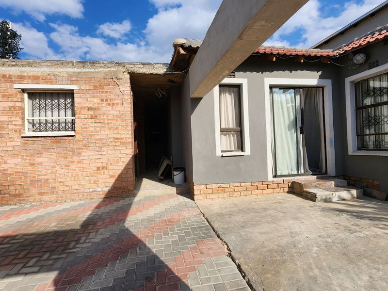 House For Sale in Riverside View Ext 33 - Photo 4
