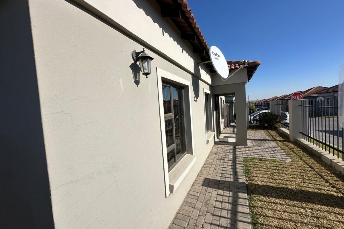 Townhouse For Sale in Terra Nova - Photo 2