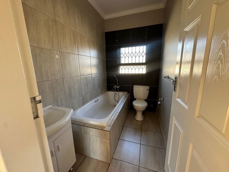 Townhouse For Sale in Terra Nova - Photo 7