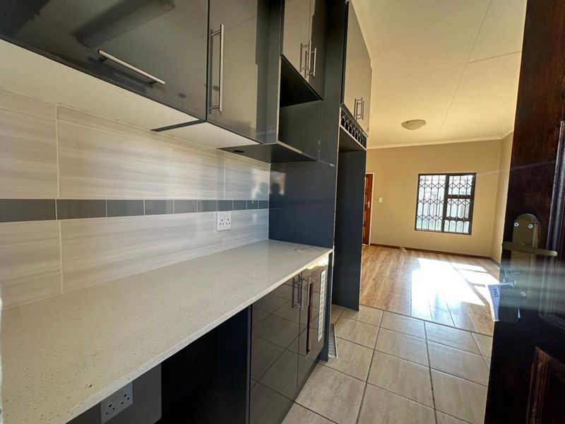 Townhouse For Sale in Terra Nova - Photo 4