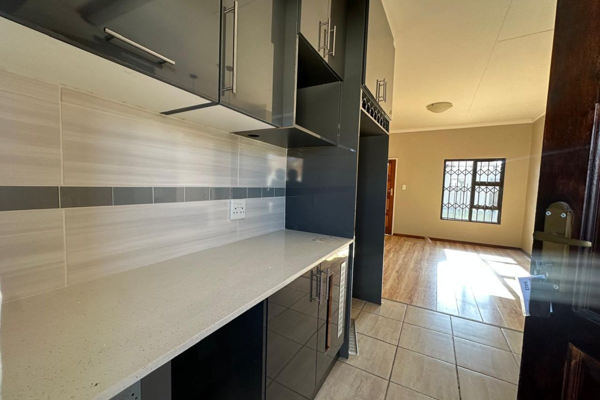 Townhouse For Sale in Terra Nova - Photo 4