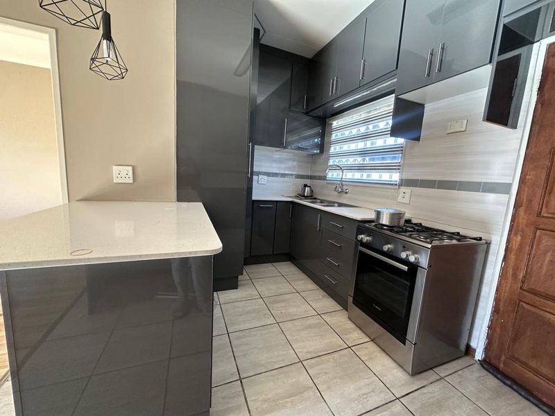 Townhouse For Sale in Terra Nova - Photo 3