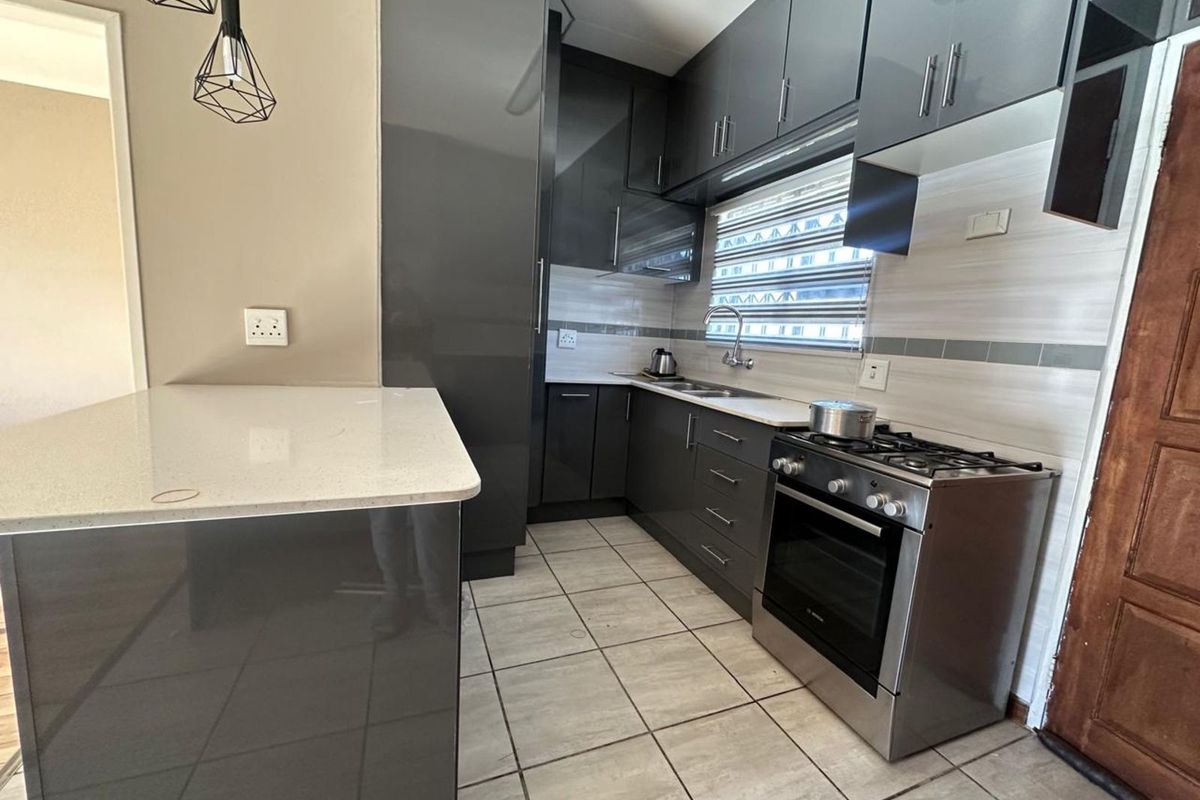 Townhouse For Sale in Terra Nova - Photo 3