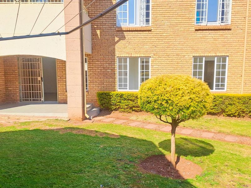 Apartment For Sale in Die Hoewes - Photo 2