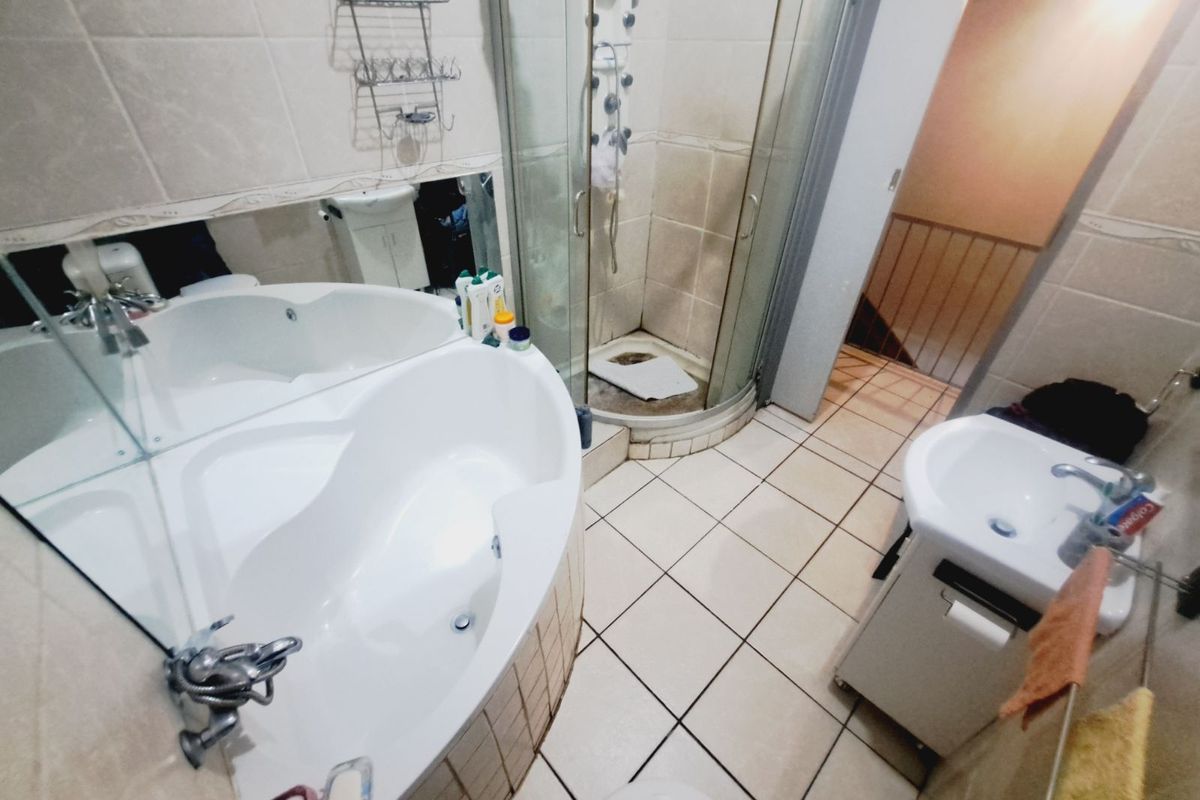 Townhouse For Sale in Meyerspark - Photo 5