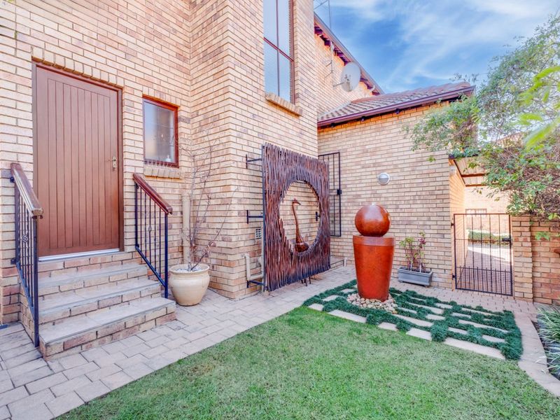 Townhouse For Sale in Willowbrook - Photo 4