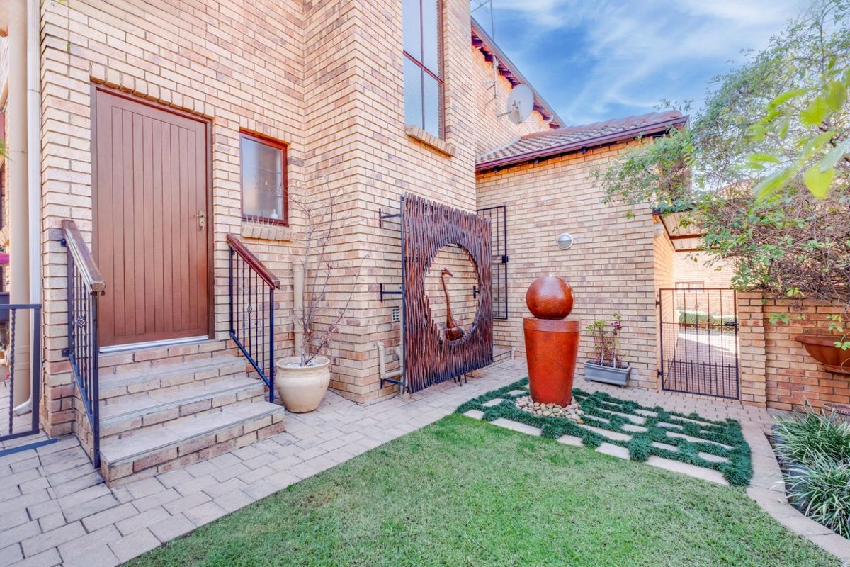 Townhouse For Sale in Willowbrook - Photo 4