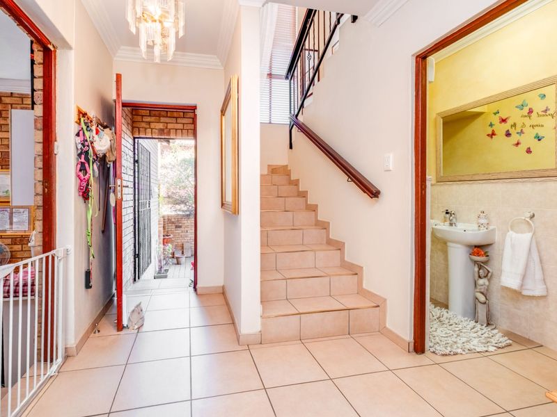 Townhouse For Sale in Willowbrook - Photo 5