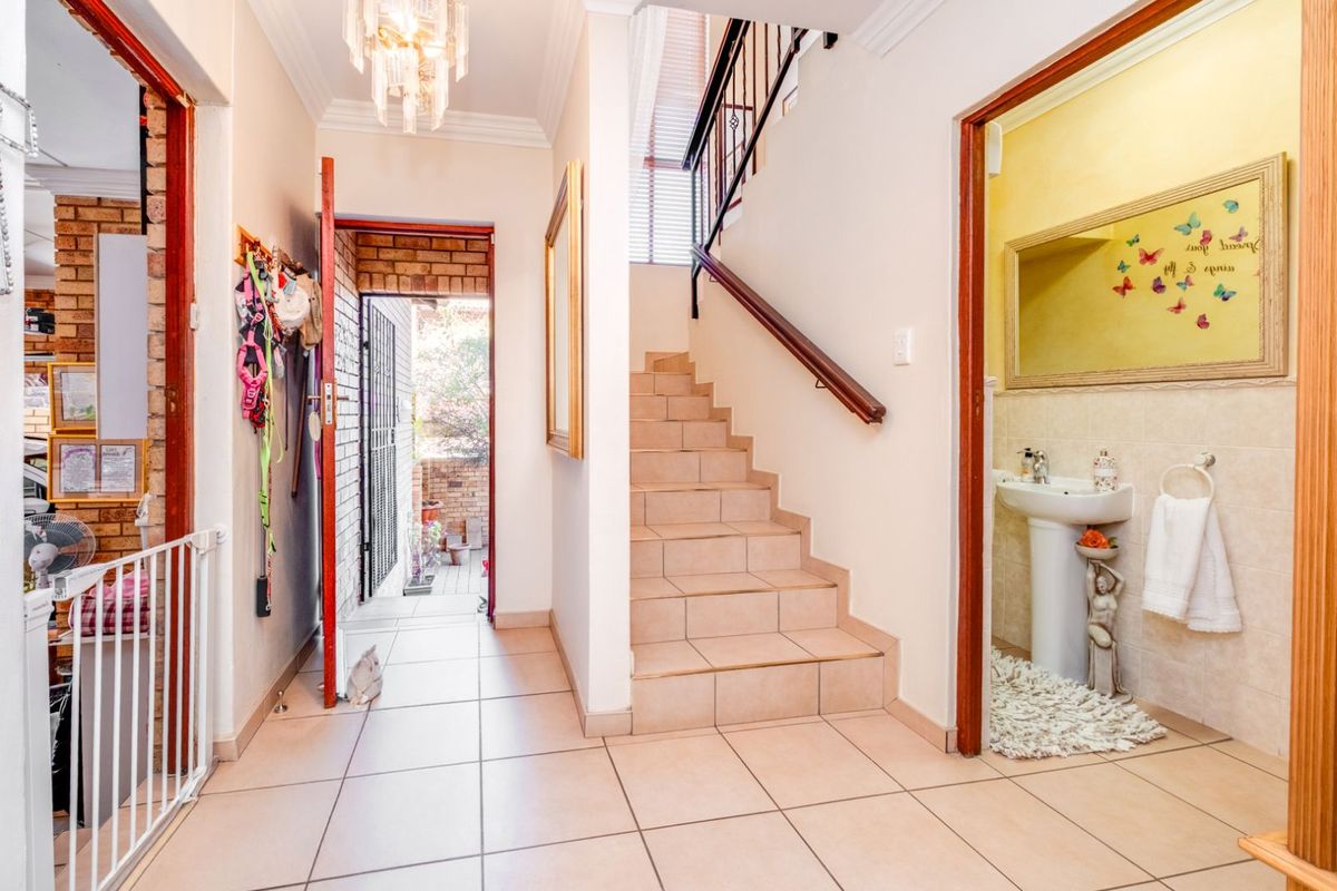 Townhouse For Sale in Willowbrook - Photo 5